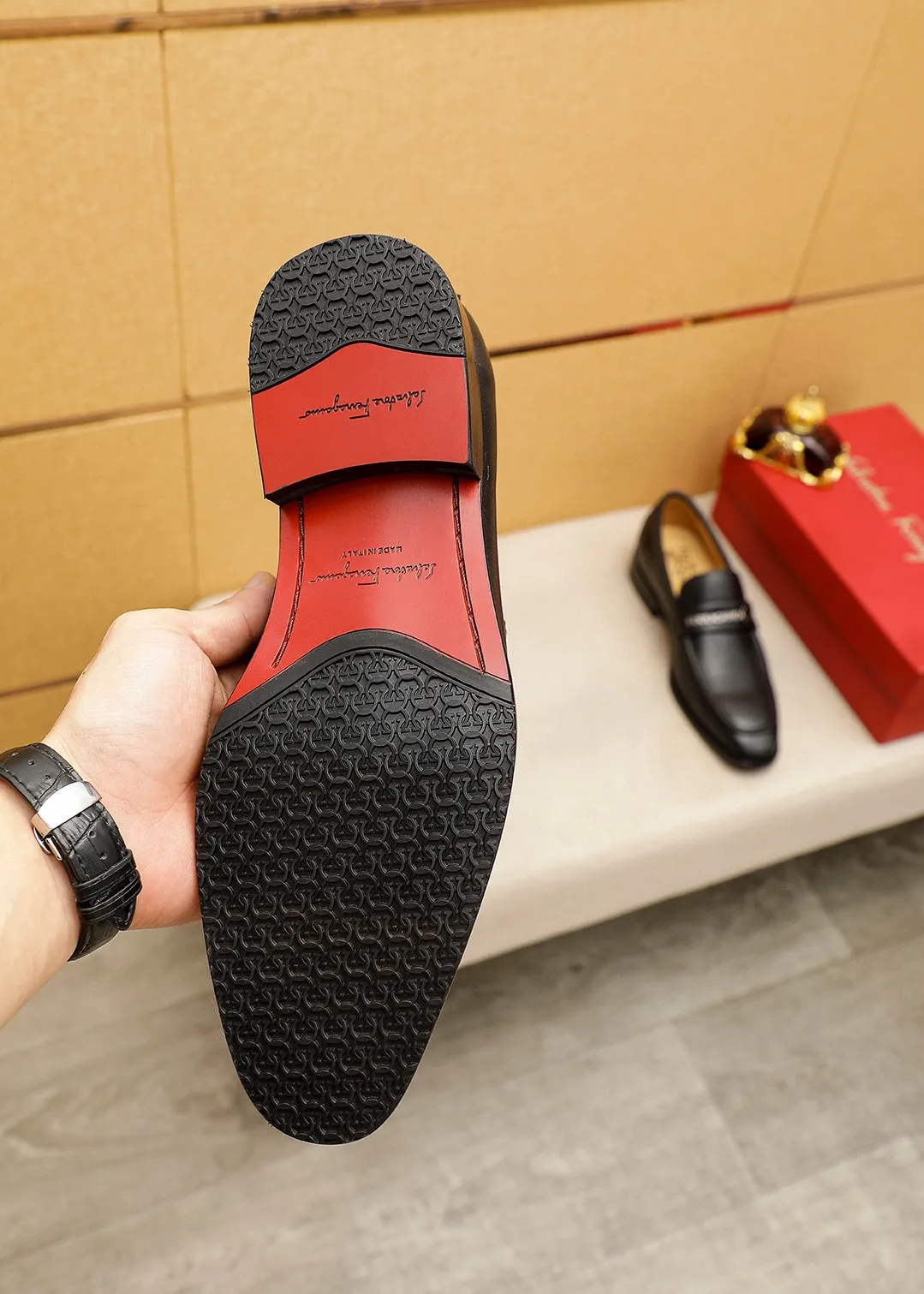 Men's shoes 💰460 💐 Product trademark: Ferragamo "Ferragamo" casual leather shoes Regular size: 38-44 (45.46🉑️customized) Product materials: Selected imported first-layer calfskin upper + luxury hardware buckle, imported water-dyed cowhide leather lining. Strong three-dimensional visual effect, original outsole color: 2⃣️seed leather materials optional